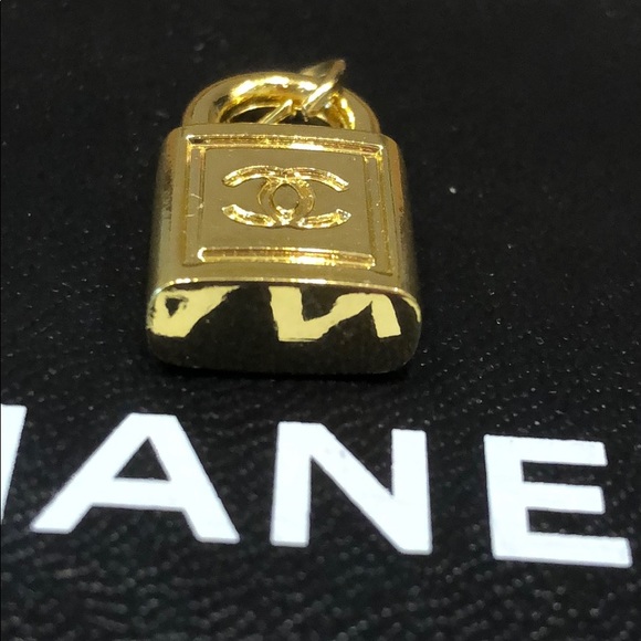 Mini Lock Zipper Pull - Gold - Picture 2 of 3